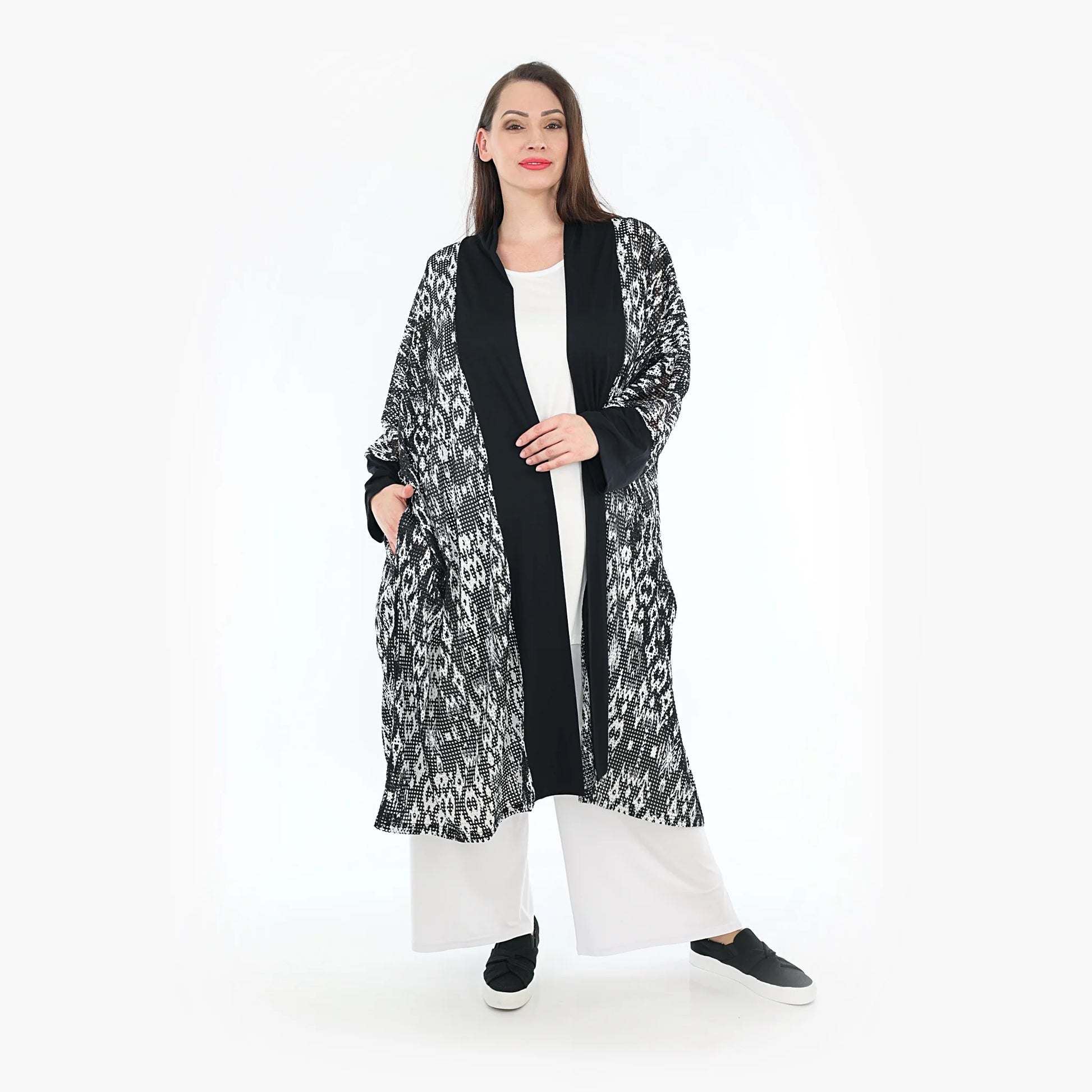  Stylische Batik-Jacke mit transparenter Spitze für komfortable Lagenlooks in Schwarz-Weiß