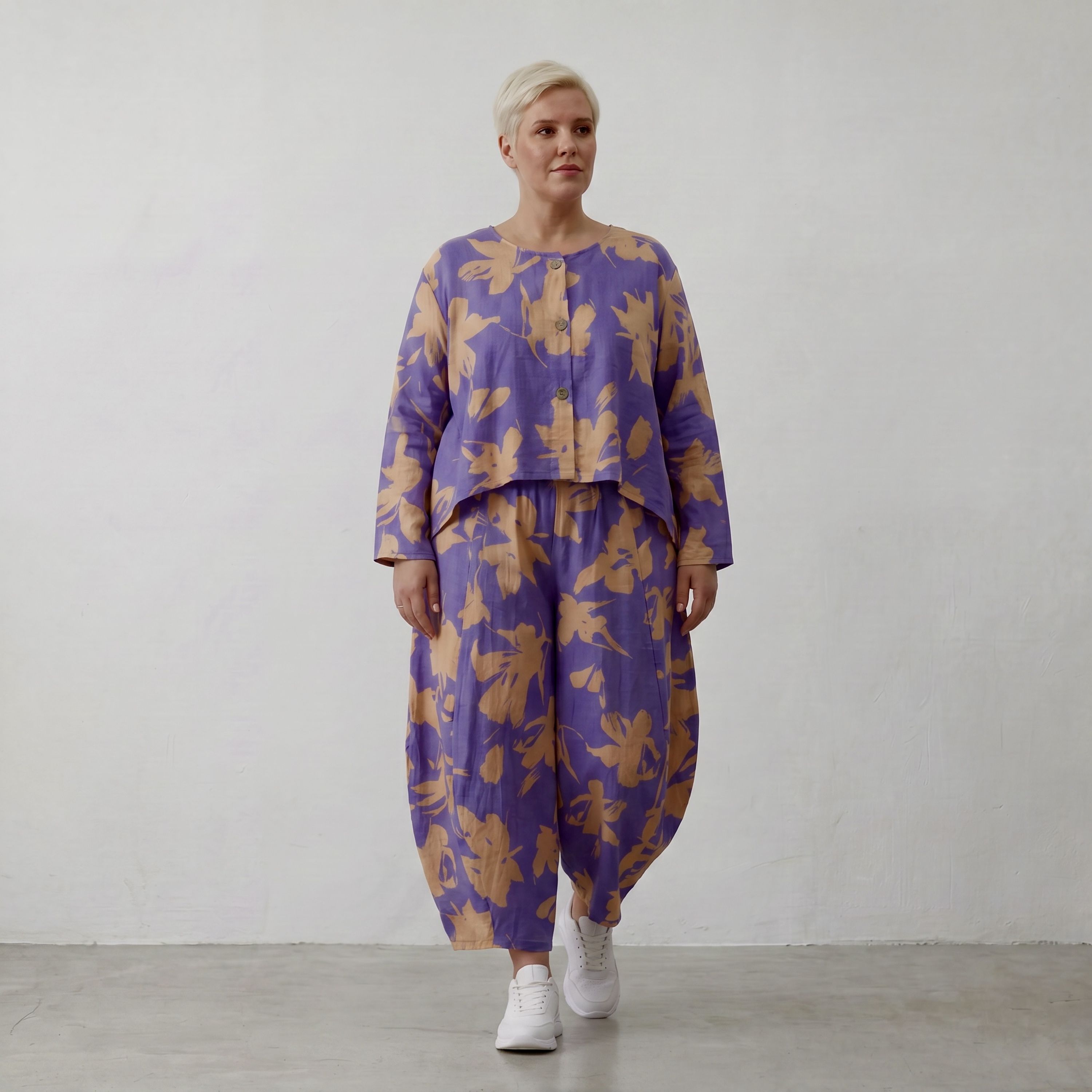 Kurze Popelinejacke in Lila Sand mit schimmerndem Klecksprint vorne kurz hinten lang edel