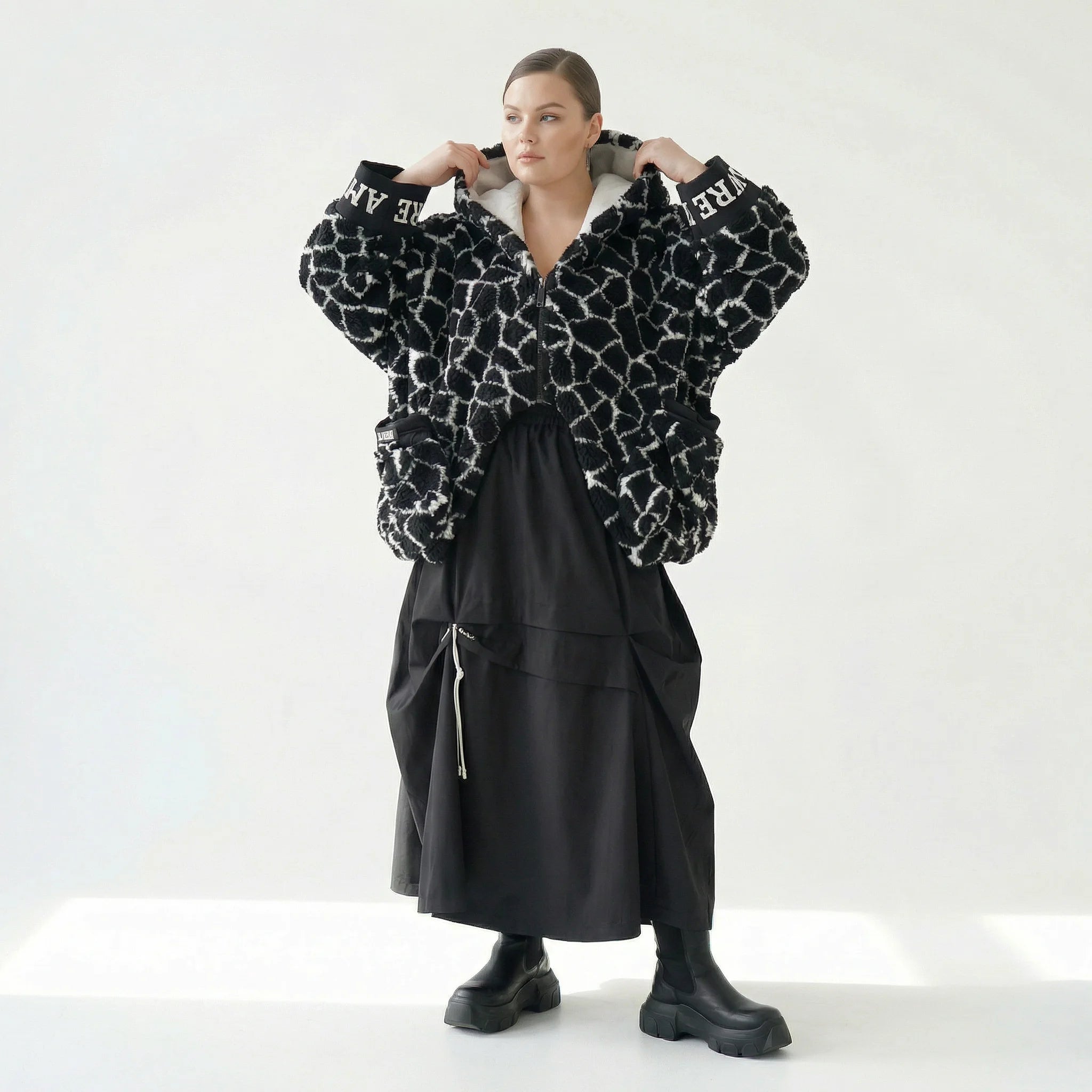  H4 Fashion Jacke in gerader Form, aus Polyamid, 2368, Schwarz, Animal, Ausgefallen, Schick