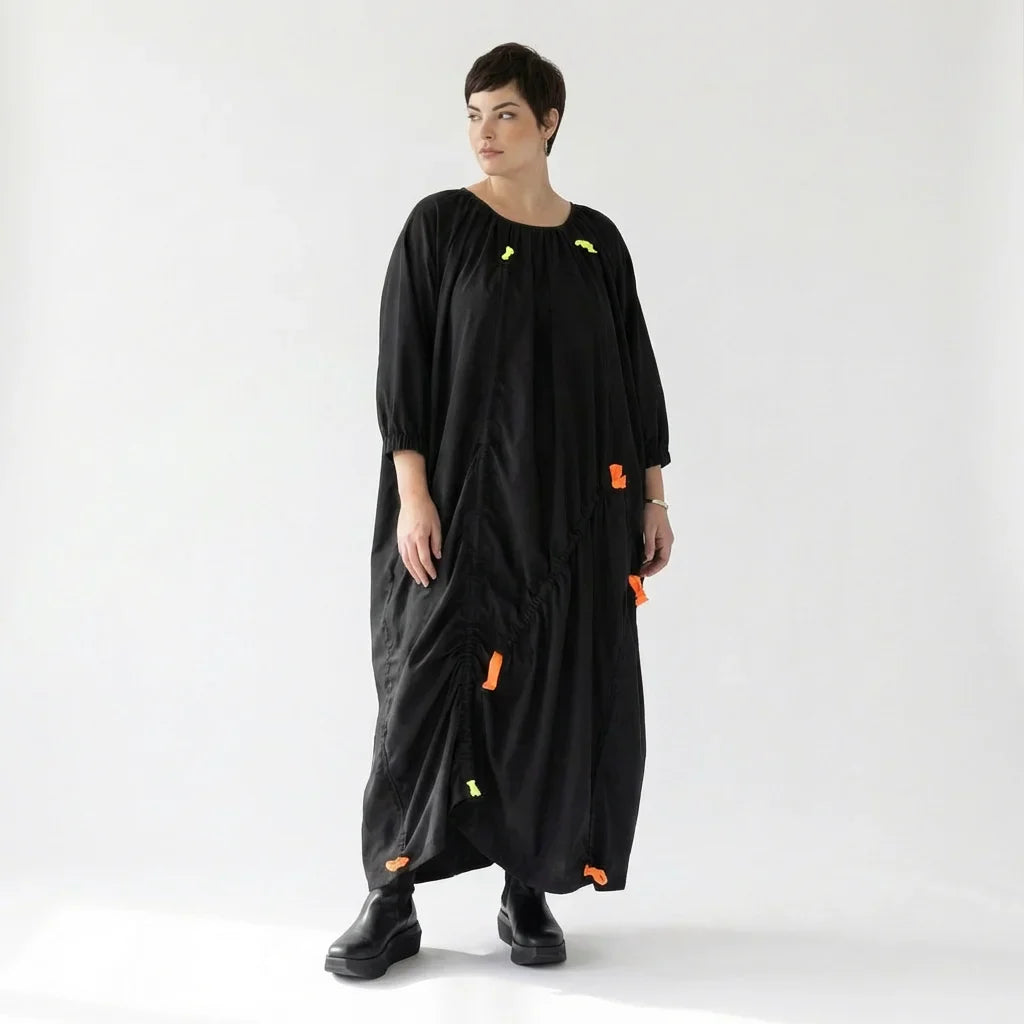 iZAR Oversize-Kleid mit Neon-Details und fließendem Slinky-Material – Avantgarde-Look bei Modeare
