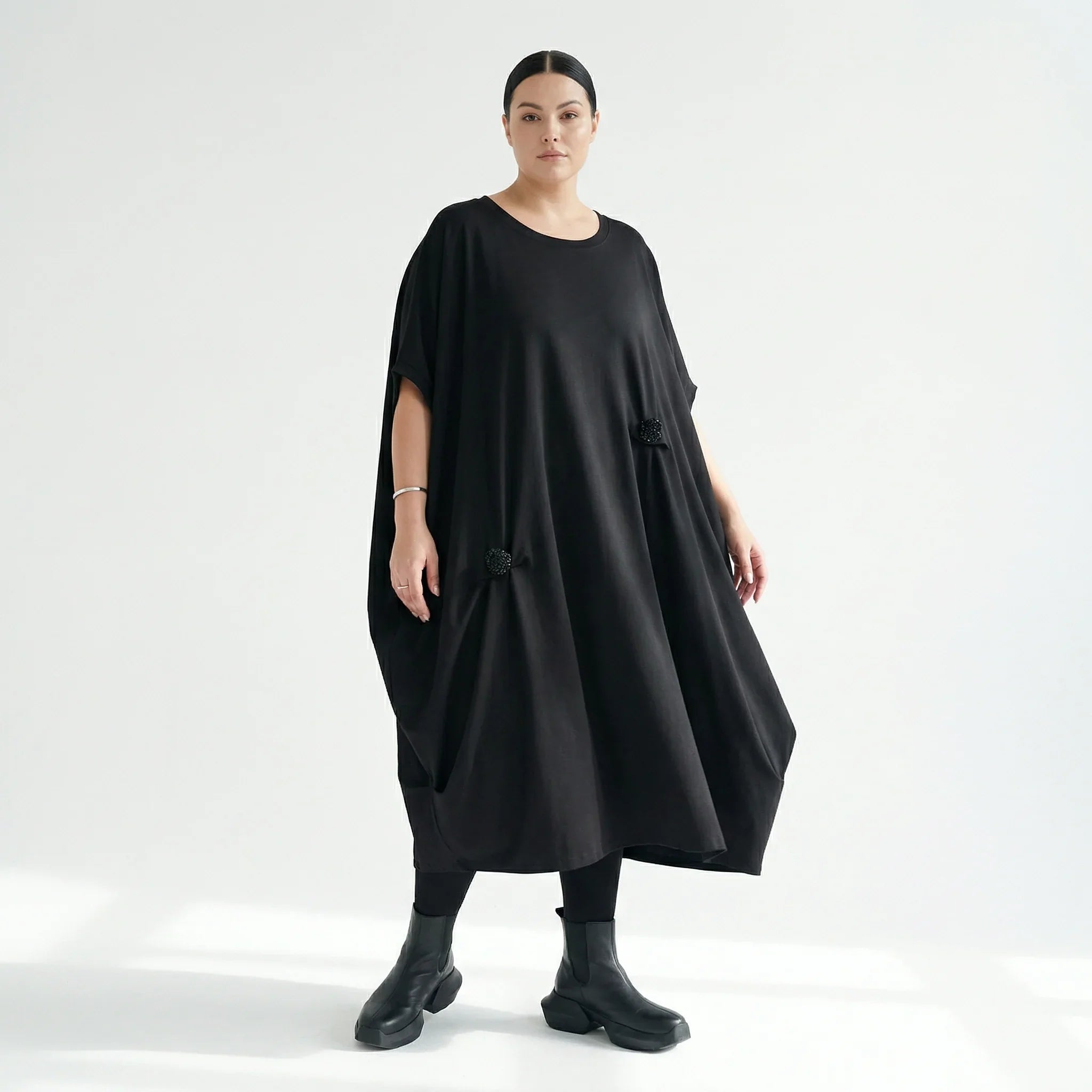 Kleid Damen Maxlive Schwarz Oversize asymmetrisch mit Blütendetails EU 38 bis 62 – Avantgarde-Look
