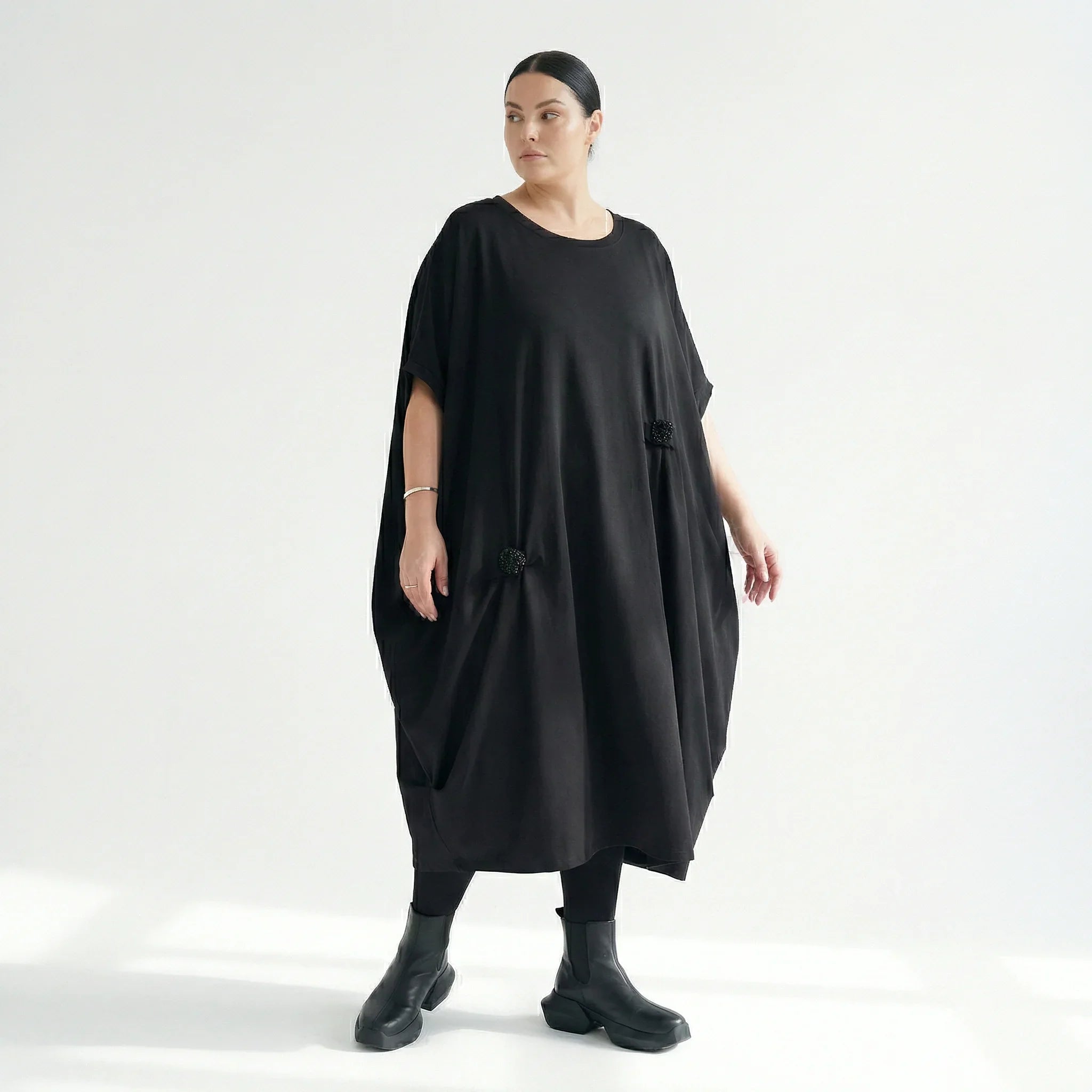 Kleid Damen Maxlive Schwarz Oversize asymmetrisch mit Blütendetails EU 38 bis 62 – Avantgarde-Look