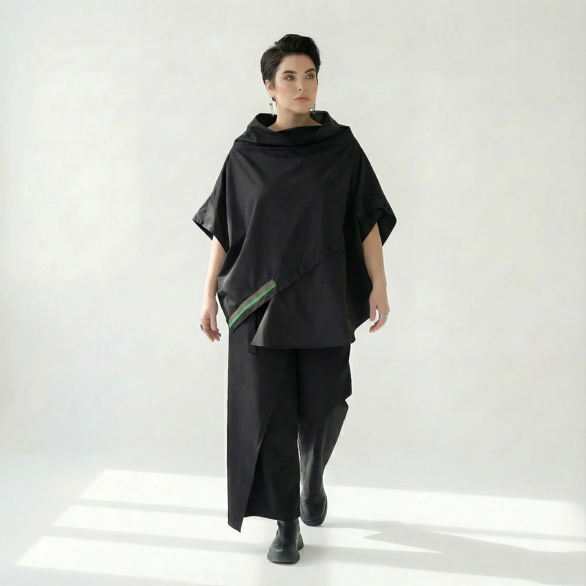 Caraclan Damen Oversize-Bluse Schwarz mit Knopfleiste & grünem Akzent – EU 38/44 bis EU 44/50