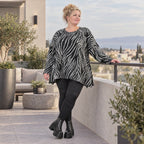 Flauschiges Langarmshirt aus Feinstrick in Schwarz/Weiß mit Zebramuster und A-Linie