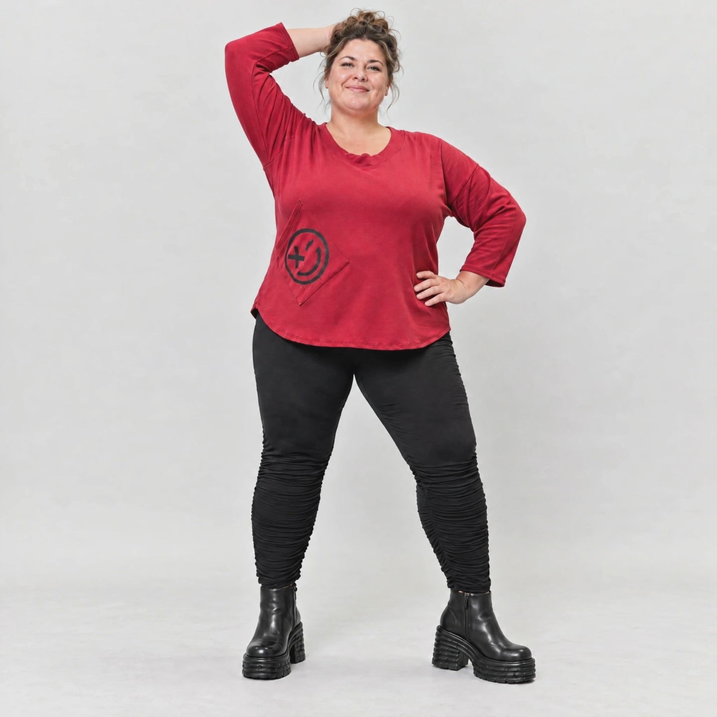 Rotes Shirt aus Stretchjersey mit Rundhalsausschnitt 7/8-Arm und aufgesetzten Taschen