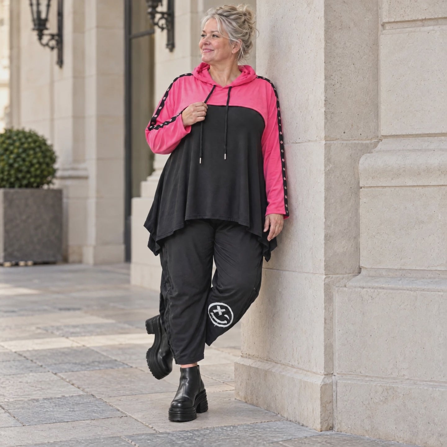 Kuscheliger Überwurf in Pink mit Kapuze und Tunnelzug aus warmem Stretchjersey aus Italien