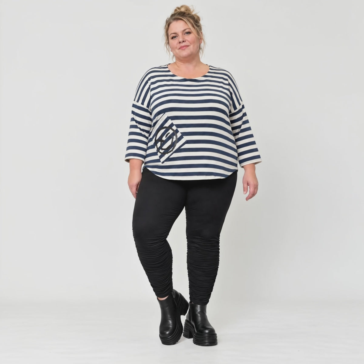 Shirt aus weichem Stretchjersey in Creme/Dunkelblau mit 7/8-Arm und aufgesetzten Taschen