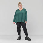 Dunkelgrünes Langarmshirt mit V-Ausschnitt aus feinem Stretchjersey und kastiger Passform