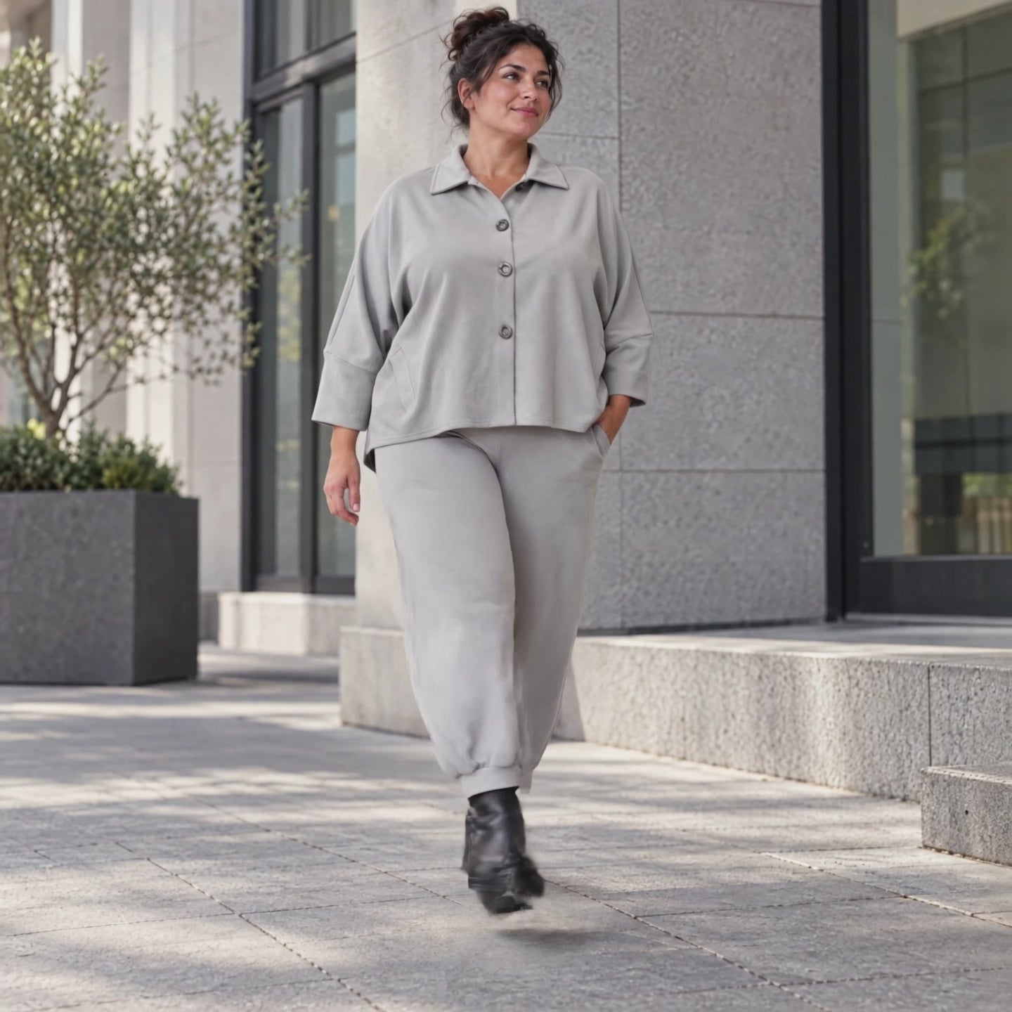 Graue Jeansjacke in weicher Stretchqualität mit Vokuhilaschnitt und bequemem Sitz