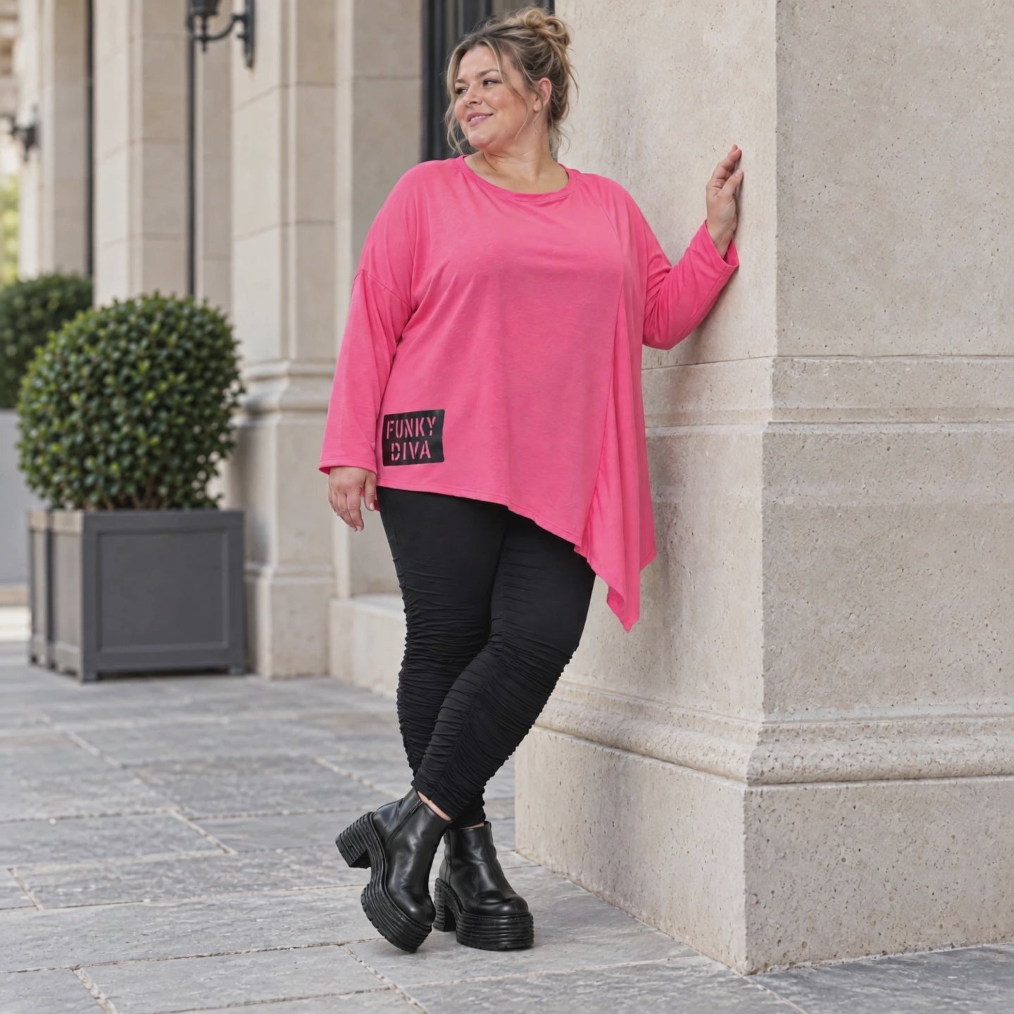 Langarmshirt in frischem Pink mit asymmetrischem Zipfelsaum aus weichem Stretchjersey