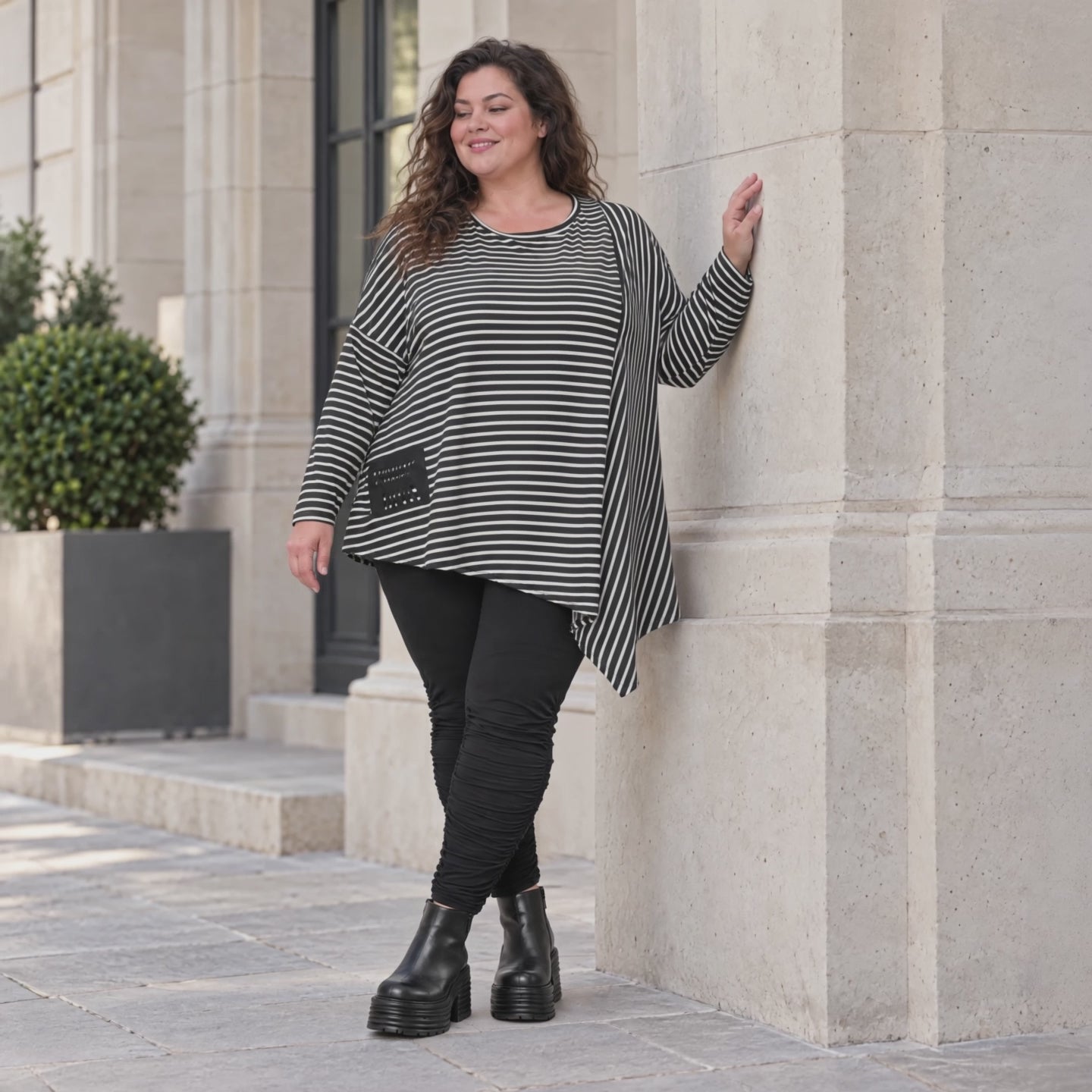 Langarmshirt in Schwarz/Weiß mit Zipfelsaum aus warmem Stretchjersey Made in Italy