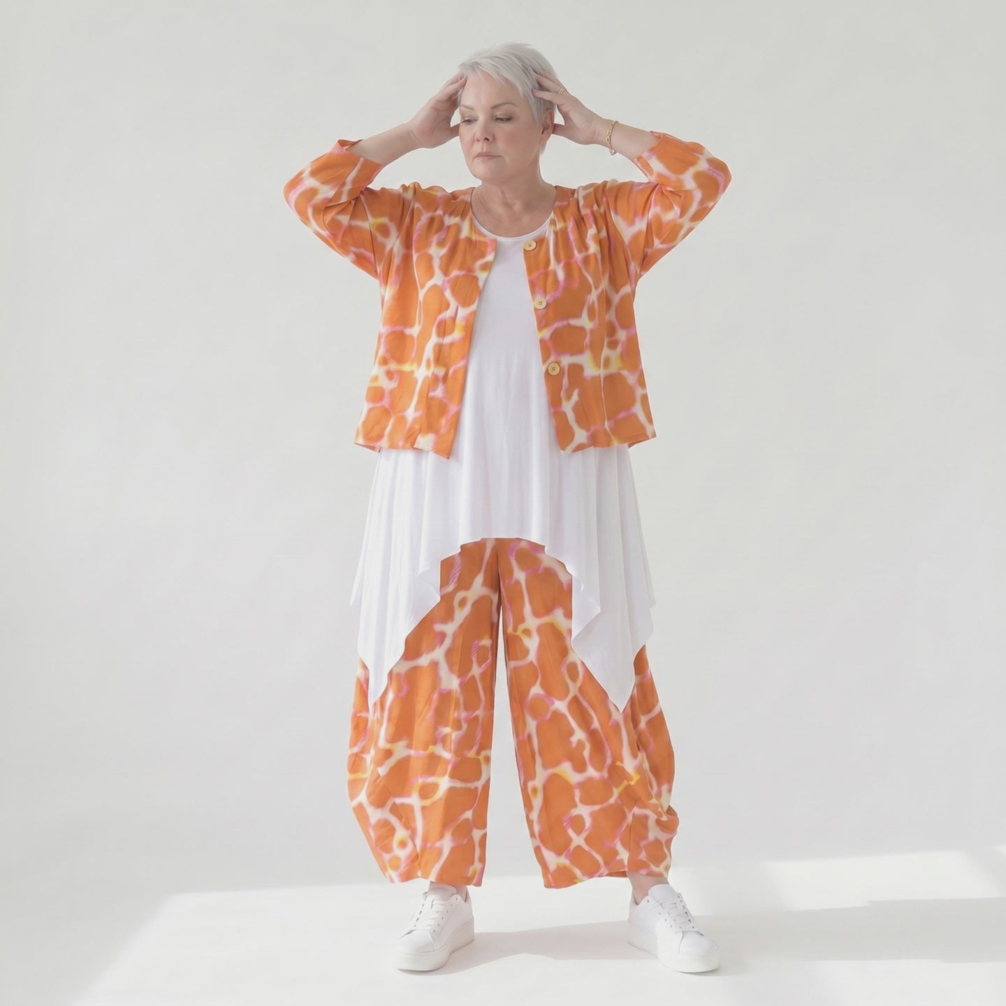 Ausgefallene Ballon Hose im legeren Lagenlook mit luftig leichter Popeline und Batik Muster, Orange/Weiß