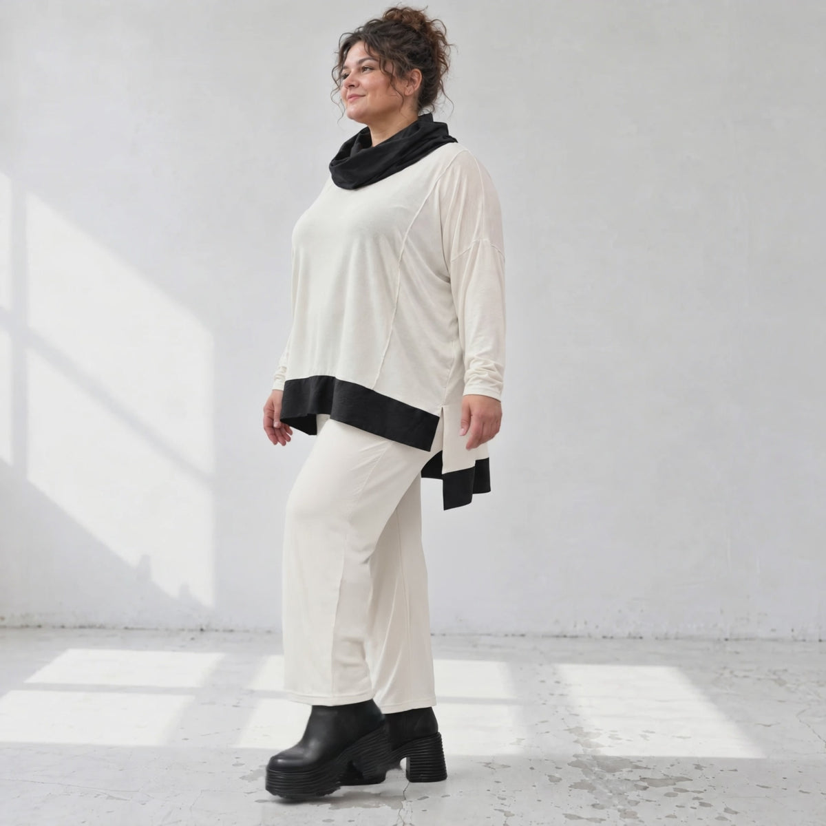 Rollkragenshirt aus fließendem Jersey mit Stretch Vokuhilaform mit seitlichen Schlitzen