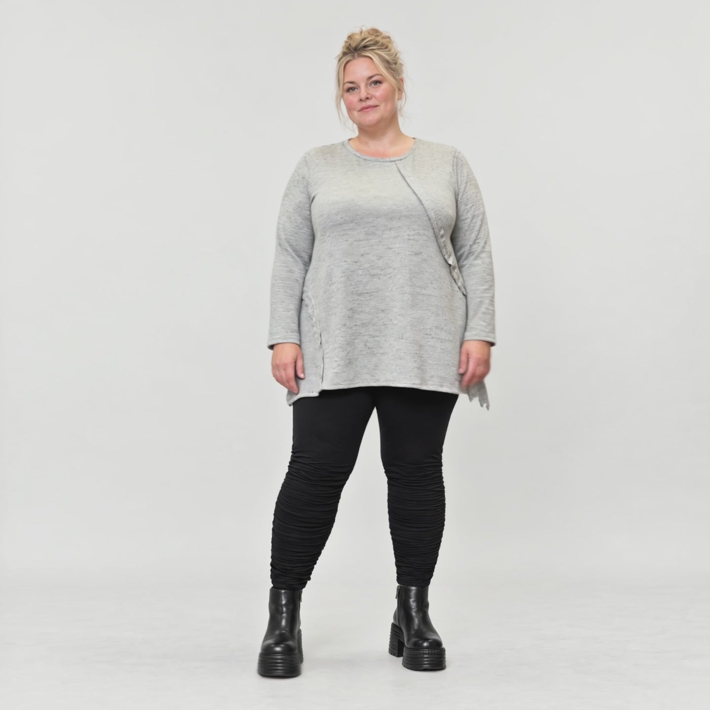 Langarmshirt in Grau/Schwarz aus flauschigem Feinstrick mit A-Linie und Rundhalsausschnitt