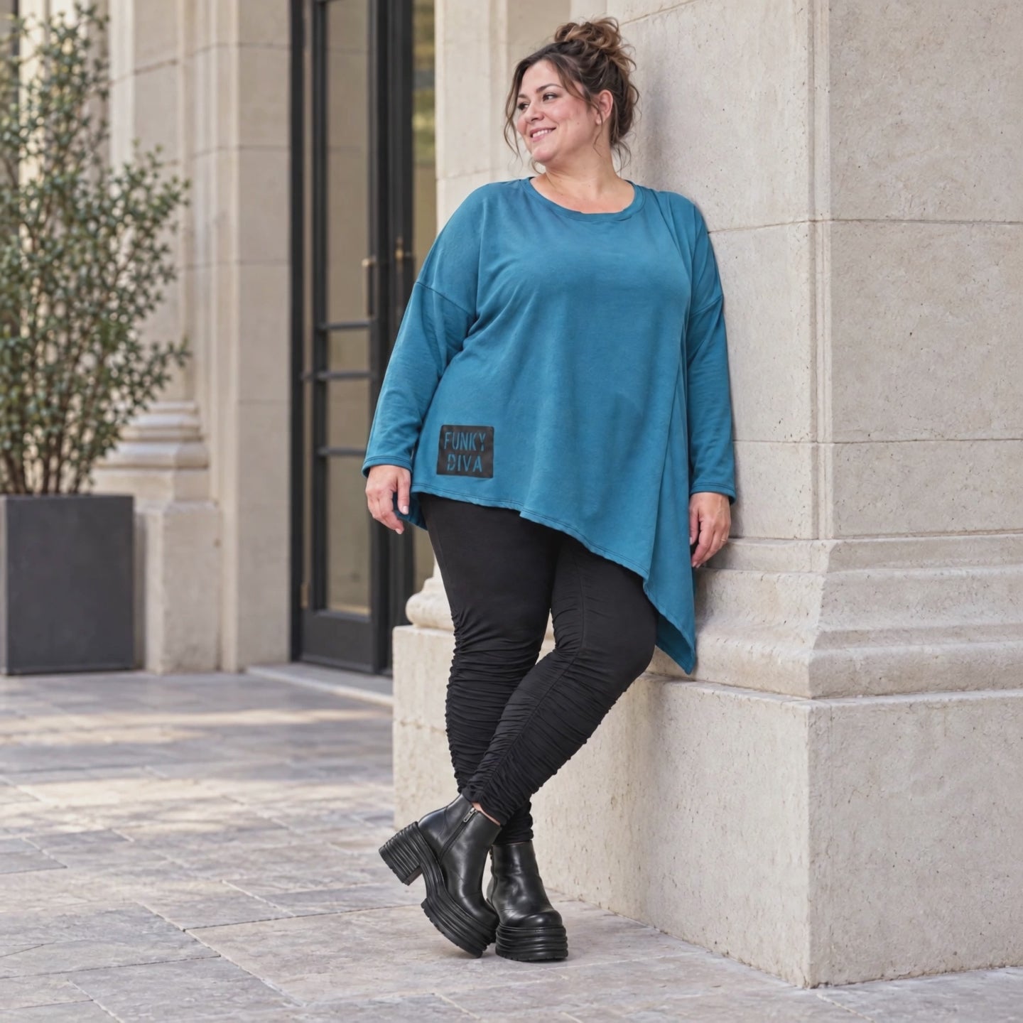 Blaues Langarmshirt mit asymmetrischem Zipfelsaum aus weichem Stretchjersey Made in Italy