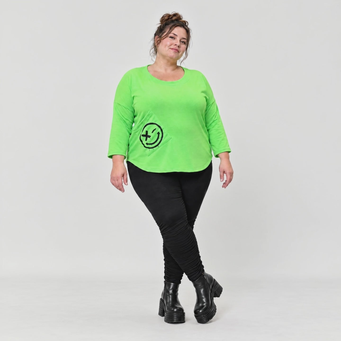 Grünes Shirt aus Stretchjersey mit Rundhalsausschnitt 7/8-Arm und aufgesetzten Taschen