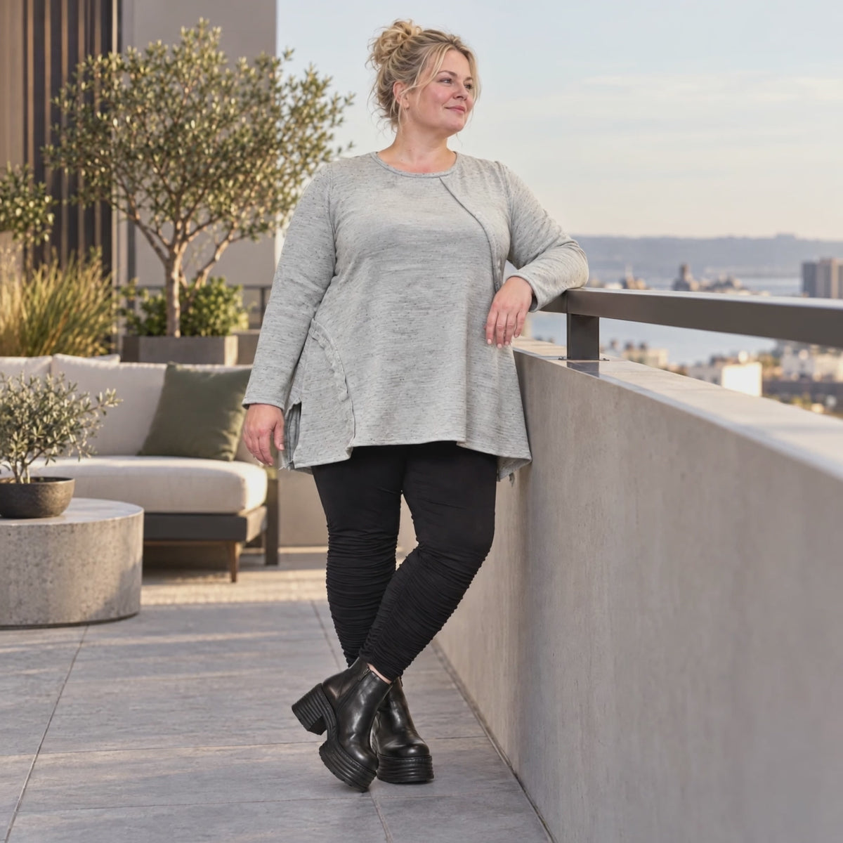 Langarmshirt in Grau/Schwarz aus flauschigem Feinstrick mit A-Linie und Rundhalsausschnitt
