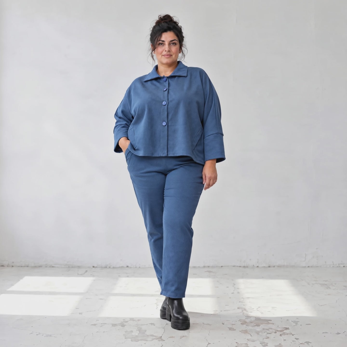 Karottenhose aus jeansblauem Stretchdenim mit Dehnbund in weicher Baumwollqualität