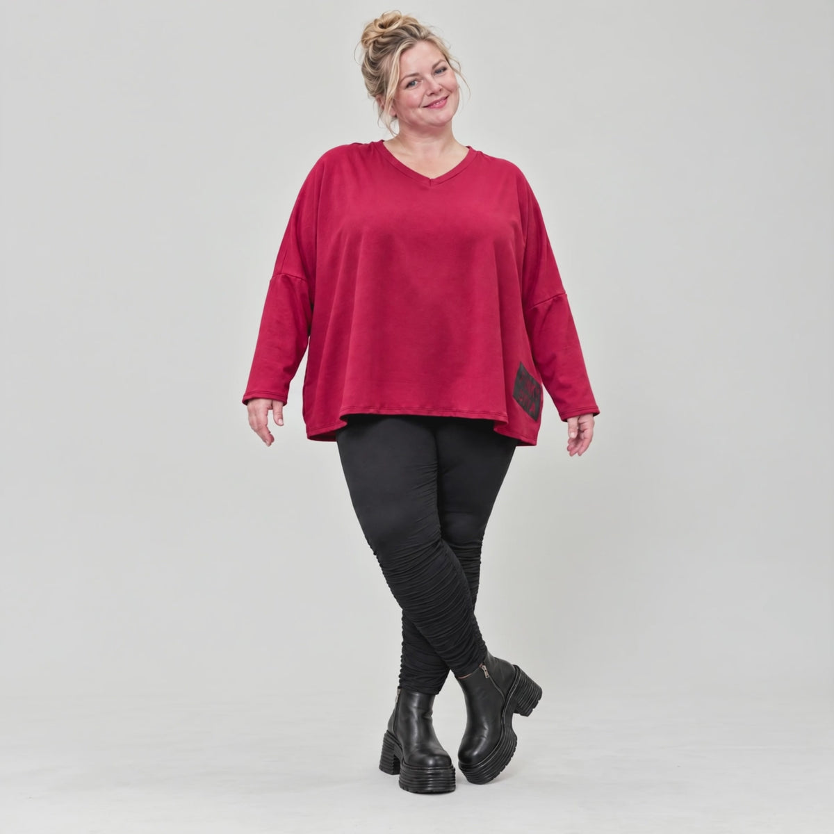 Rotes Langarmshirt aus weichem Stretchjersey mit V-Ausschnitt und kastiger Passform