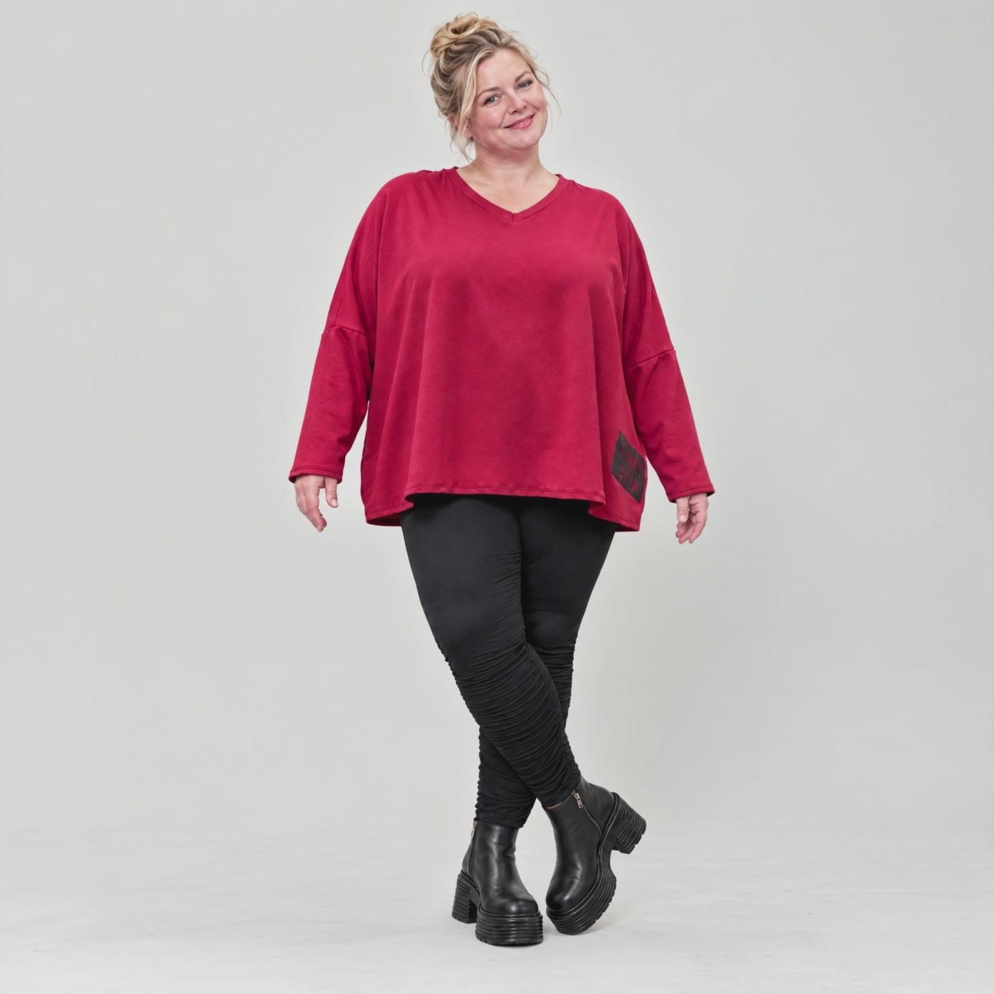 Rotes Langarmshirt aus weichem Stretchjersey mit V-Ausschnitt und kastiger Passform