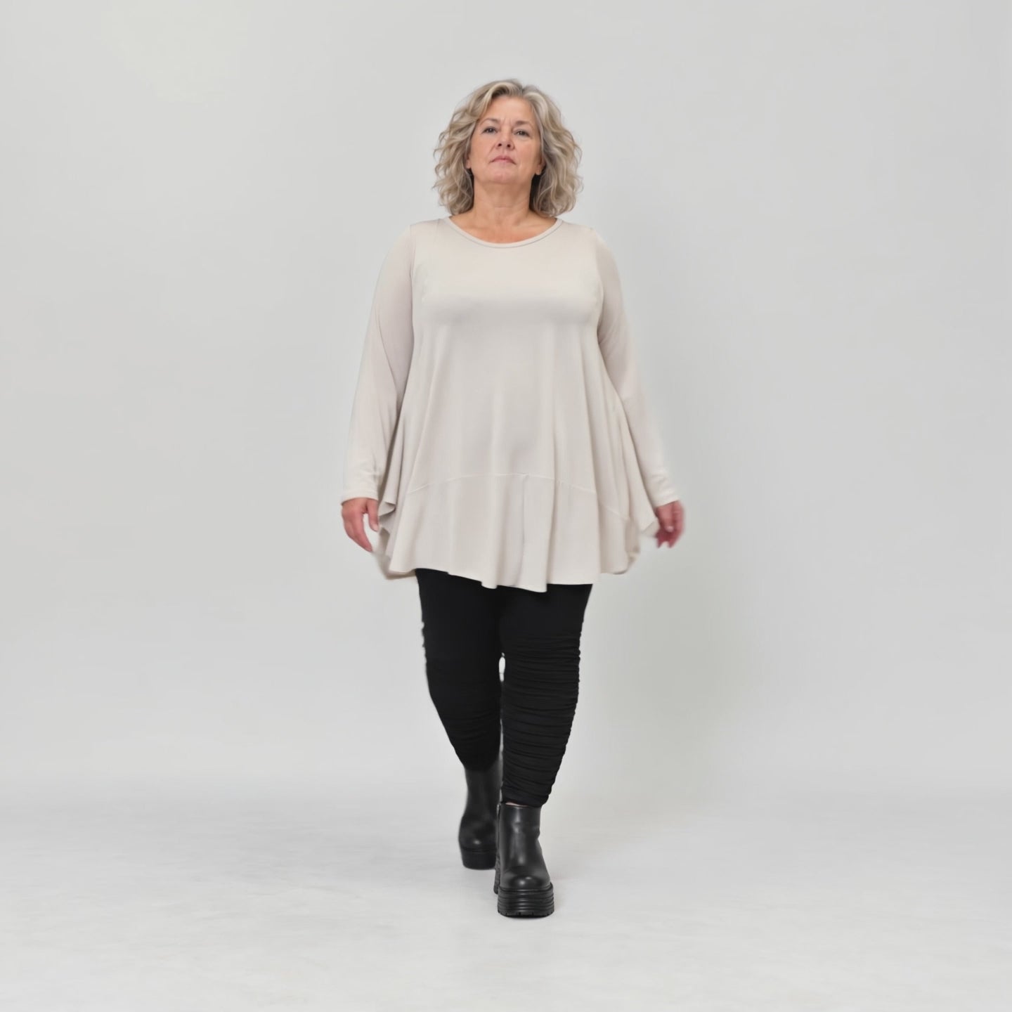 Langarmshirt in Beige aus weichem Modalstretch mit runder Form und Seitennahttaschen
