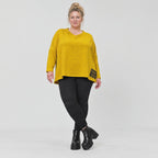 Kastiges Langarmshirt aus flauschigem Feinstrick in leuchtendem Gelb mit V-Ausschnitt