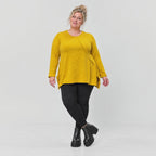 Gelbes Feinstrickshirt in A-Linie mit Reißverschluss am Ausschnitt und flauschigem Garn