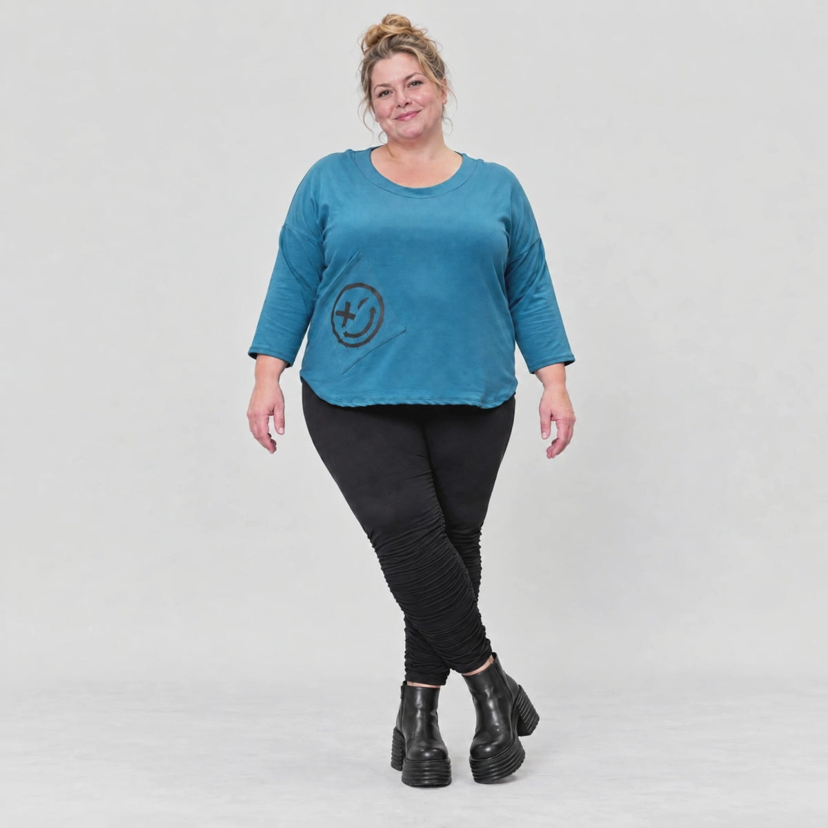Basic Shirt in Blau aus weichem Stretchjersey mit gerundeter Schnittform und 7/8-Arm