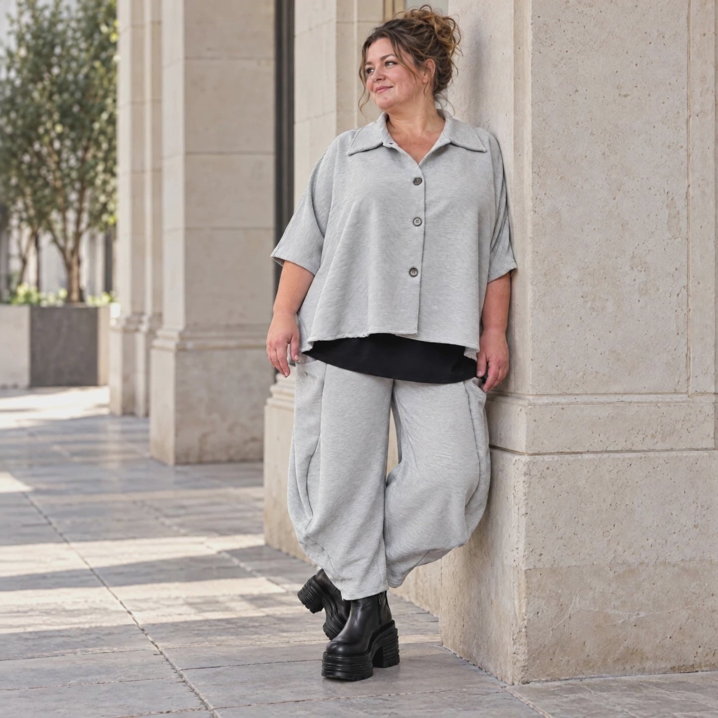 Graue Ballonhose aus weichem Rippmaterial mit elastischem Bund und aufgesetzten Taschen