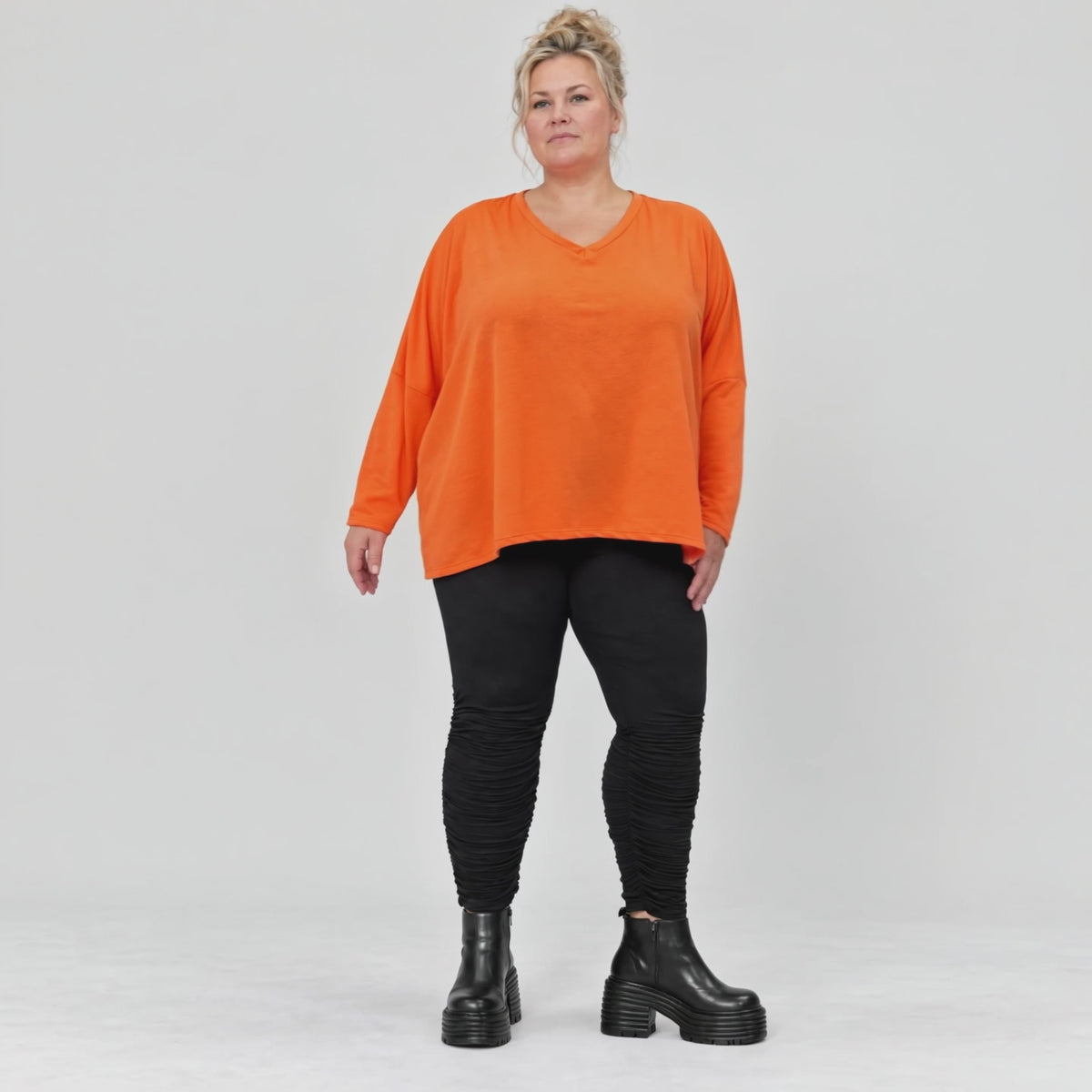 Langarmshirt in kräftigem Orange mit lässig kastigem Schnitt aus weichem Baumwolljersey