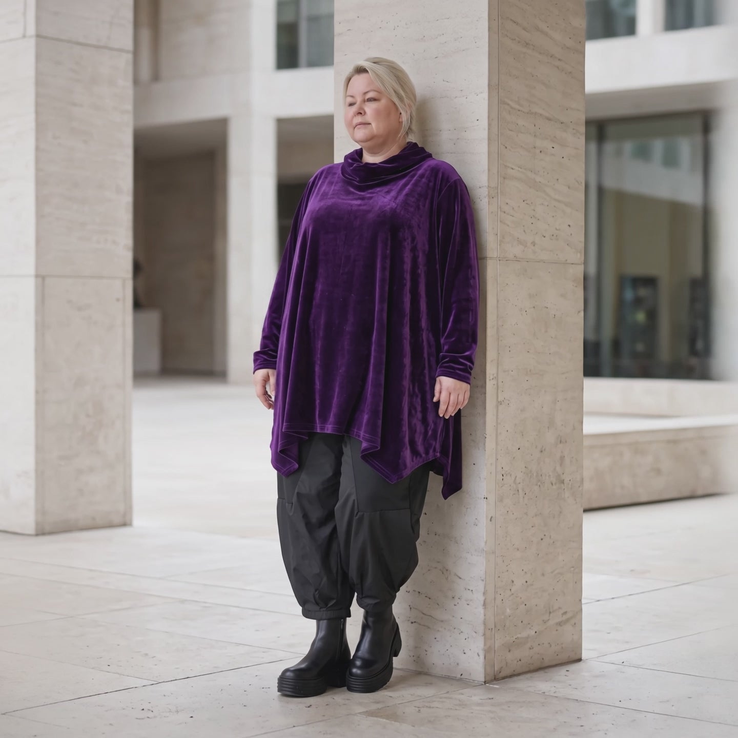 Violettes Velourshirt mit Rollkragen in A-Linie mit Seitentaschen weich und kuschelig