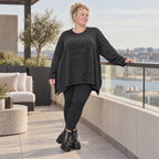 Feinstrickshirt in Schwarz/Weiß meliert mit fließender A-Linie und Seitenschlitzen am Saum