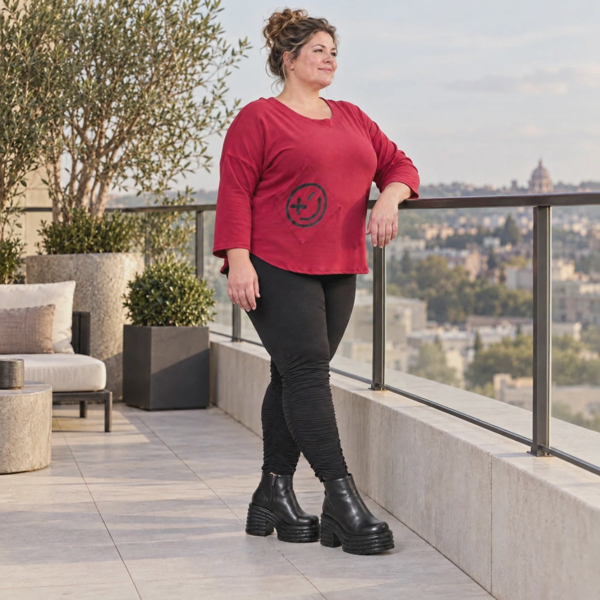 Rotes Shirt aus Stretchjersey mit Rundhalsausschnitt 7/8-Arm und aufgesetzten Taschen