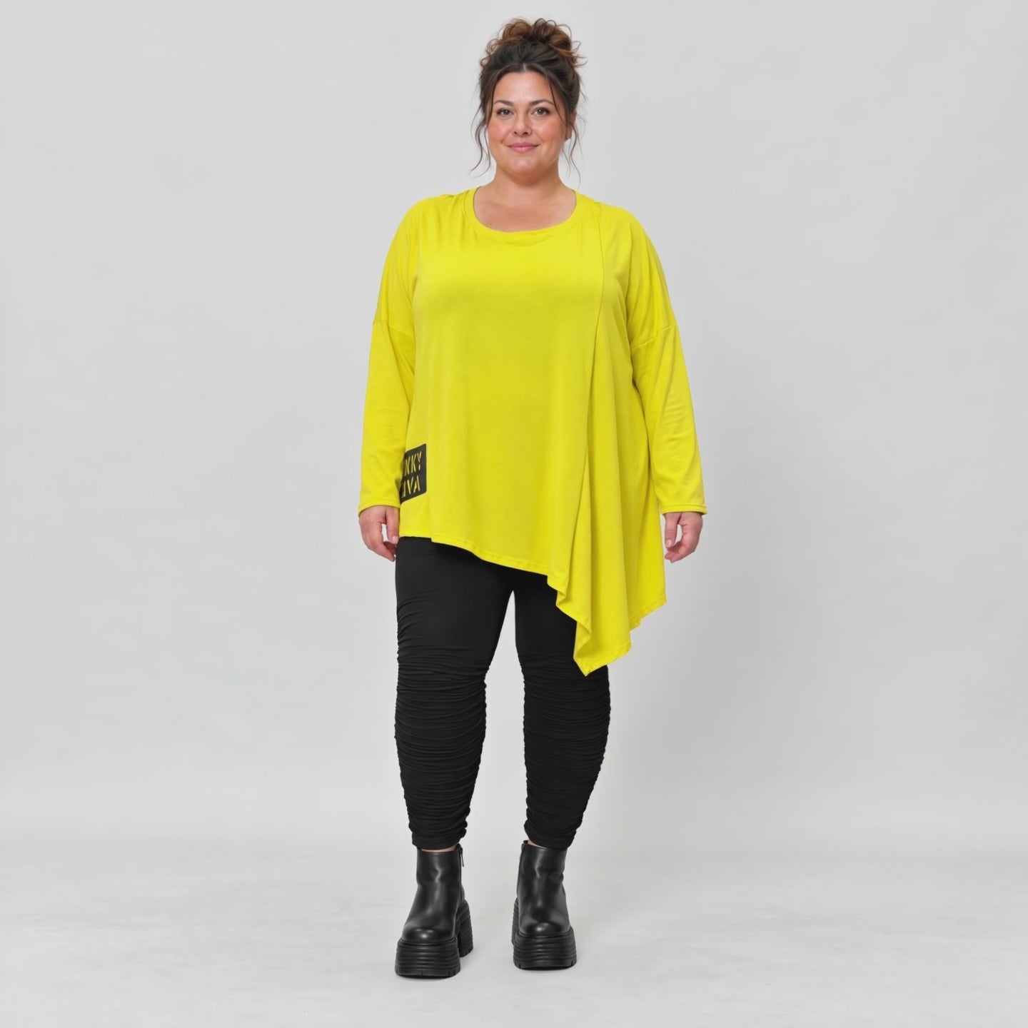Langarmshirt in sonnigem Gelb aus weichem Stretchjersey mit asymmetrischem Zipfelsaum