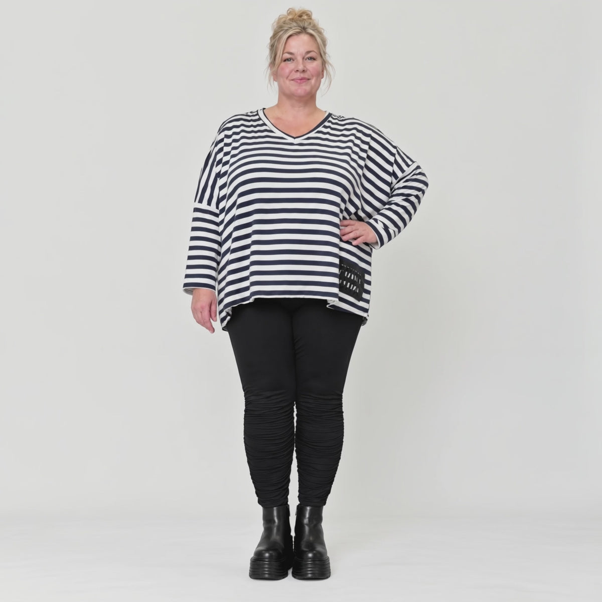 Langarmshirt in Dunkelblau/Weiß aus weichem Jersey mit V-Ausschnitt und kastiger Passform