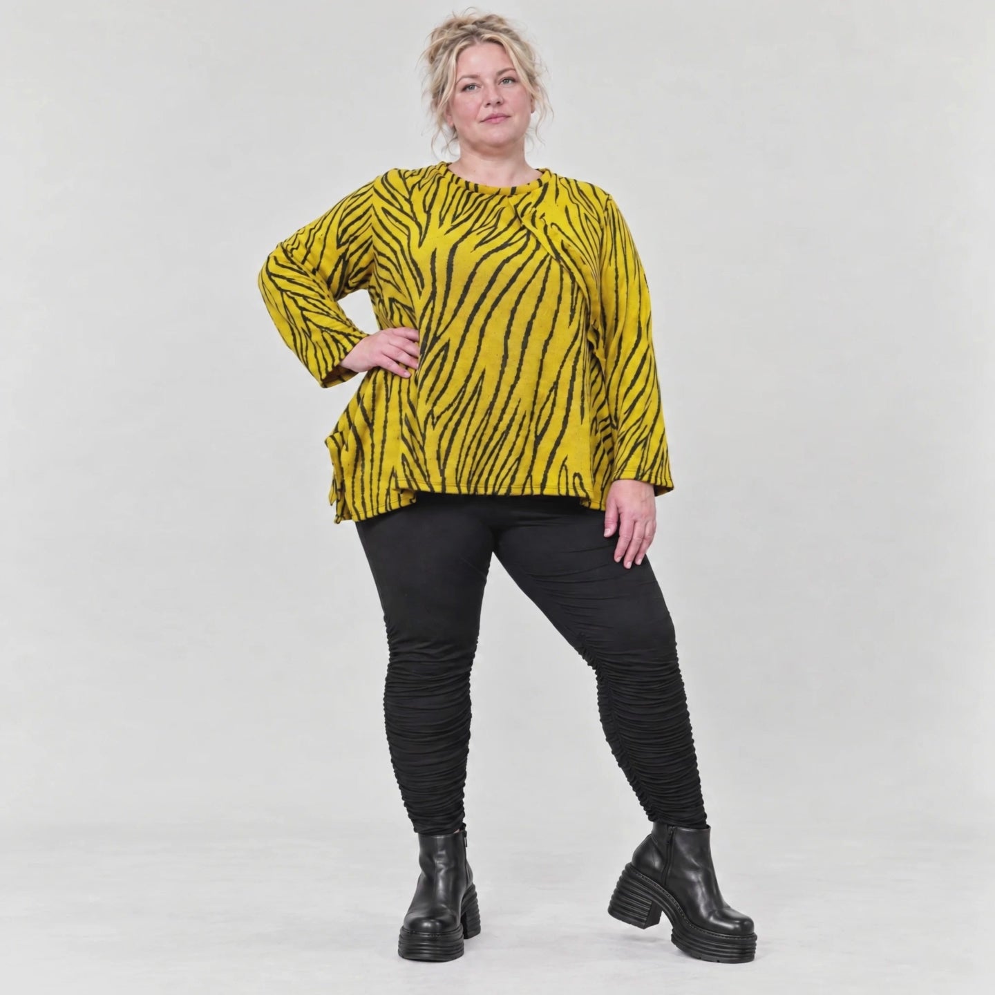 Kuscheliges Langarmshirt aus flauschigem Feinstrick in A-Linie mit Gelb/Schwarz Muster