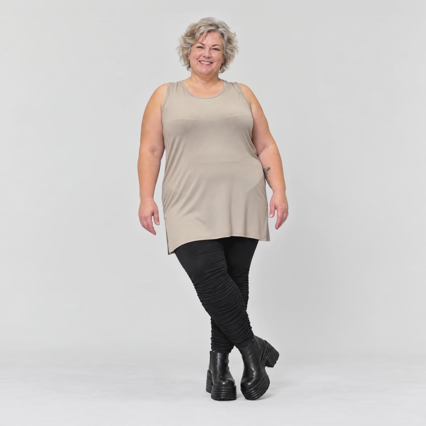 Ärmelloses Top in Taupe aus fließendem Modal mit Rundhalsausschnitt und Seitenschlitzen