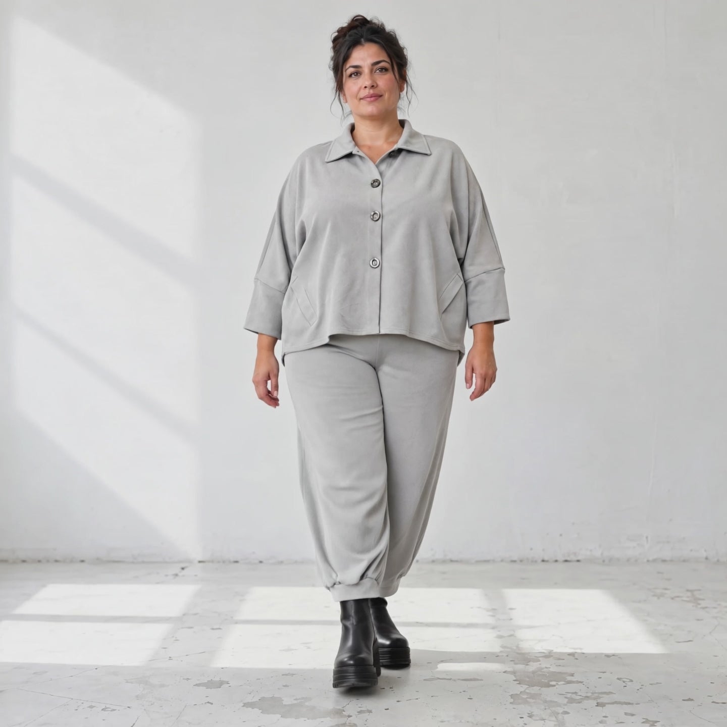 Graue Jeansjacke in weicher Stretchqualität mit Vokuhilaschnitt und bequemem Sitz