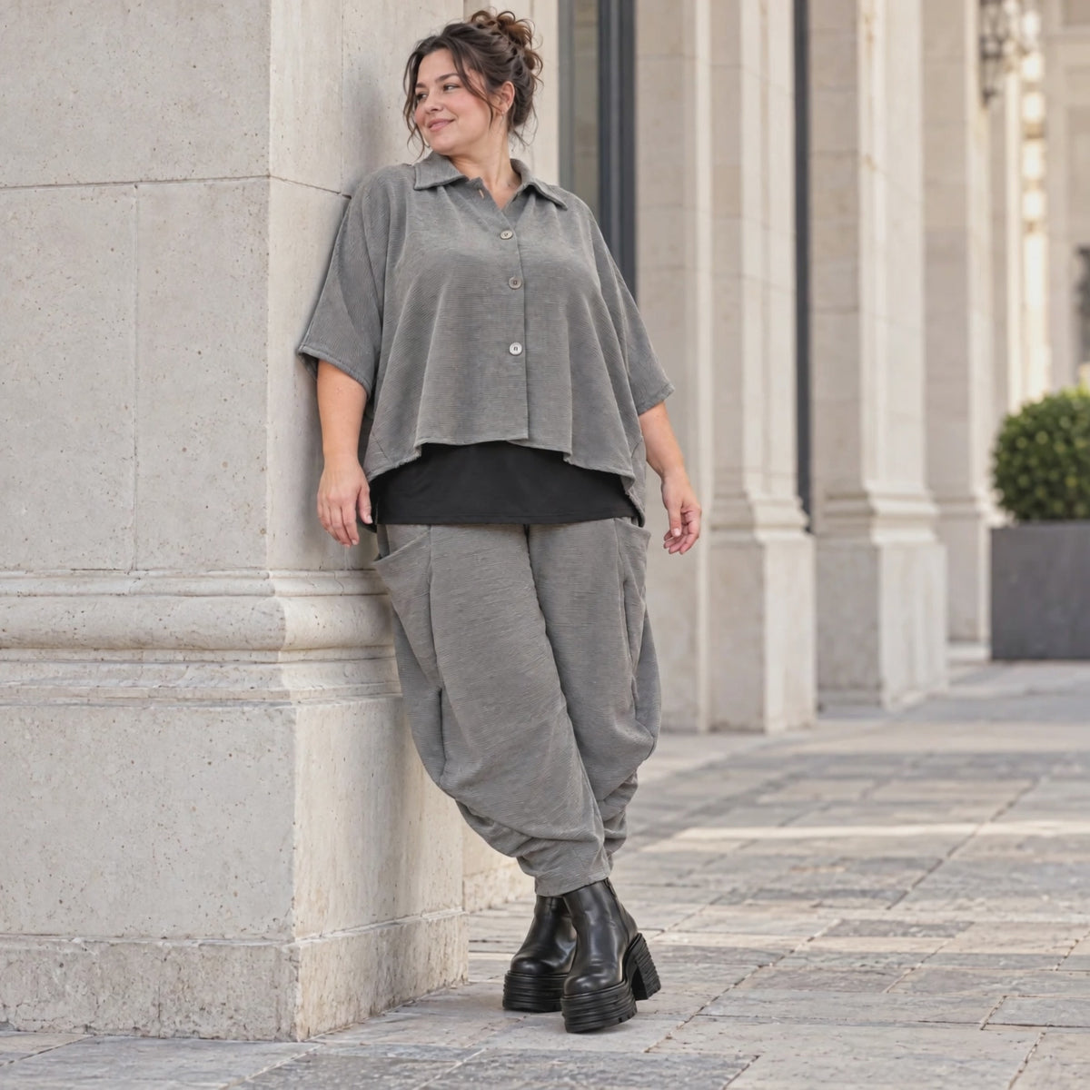 Hemdbluse in Dunkelgrau aus Ribbstoff mit Stretch und Hemdkragen im gerundeten Schnitt