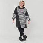 Gestreiftes Winterkleid aus Stretchjersey in Schwarz/Weiß/Pink mit Rollkragen und Kapuze