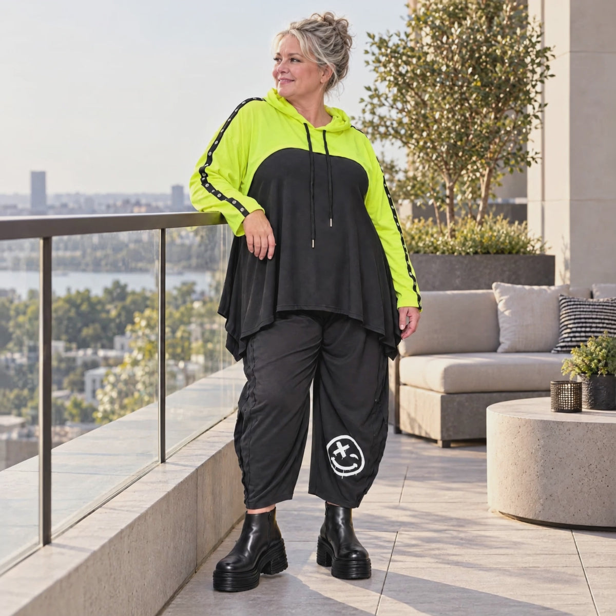 Lässiger Überwurf in leuchtendem Neongelb aus weichem Stretchjersey mit warmer Kapuze