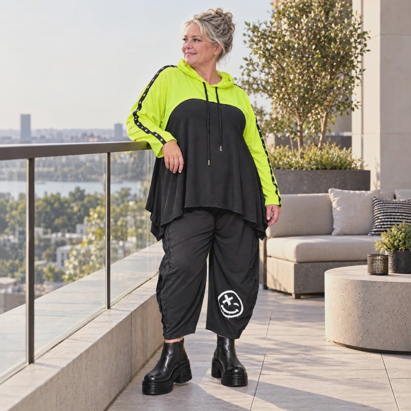 Lässiger Überwurf in leuchtendem Neongelb aus weichem Stretchjersey mit warmer Kapuze