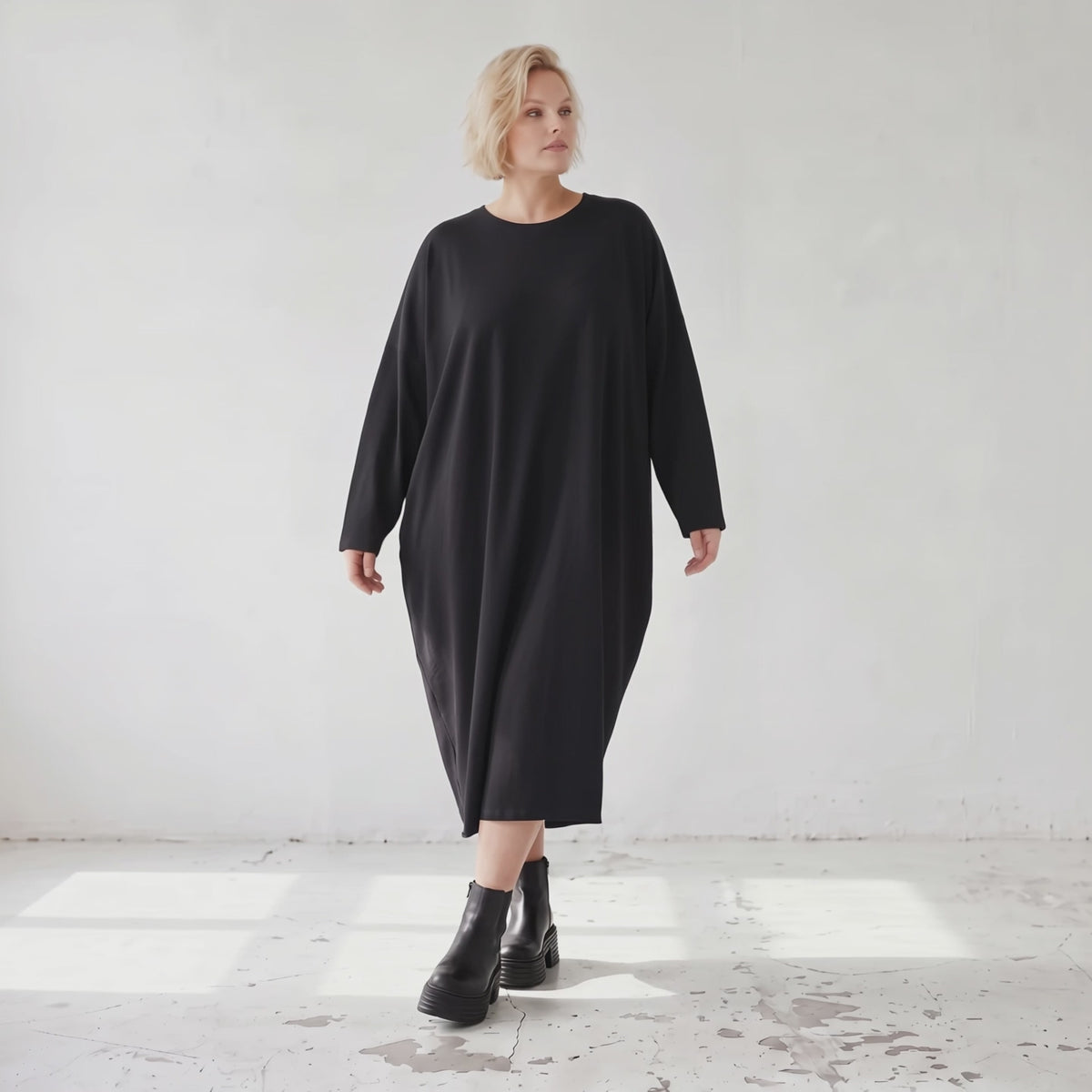 Jerseykleid in Ballonform mit V-Ausschnitt aus Stretchjersey und elastischem Saum