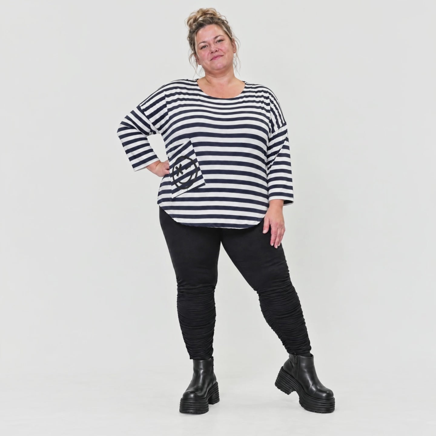 Shirt in Dunkelblau/Weiß aus weichem Stretchjersey mit 7/8-Arm und gerundeter Schnittform