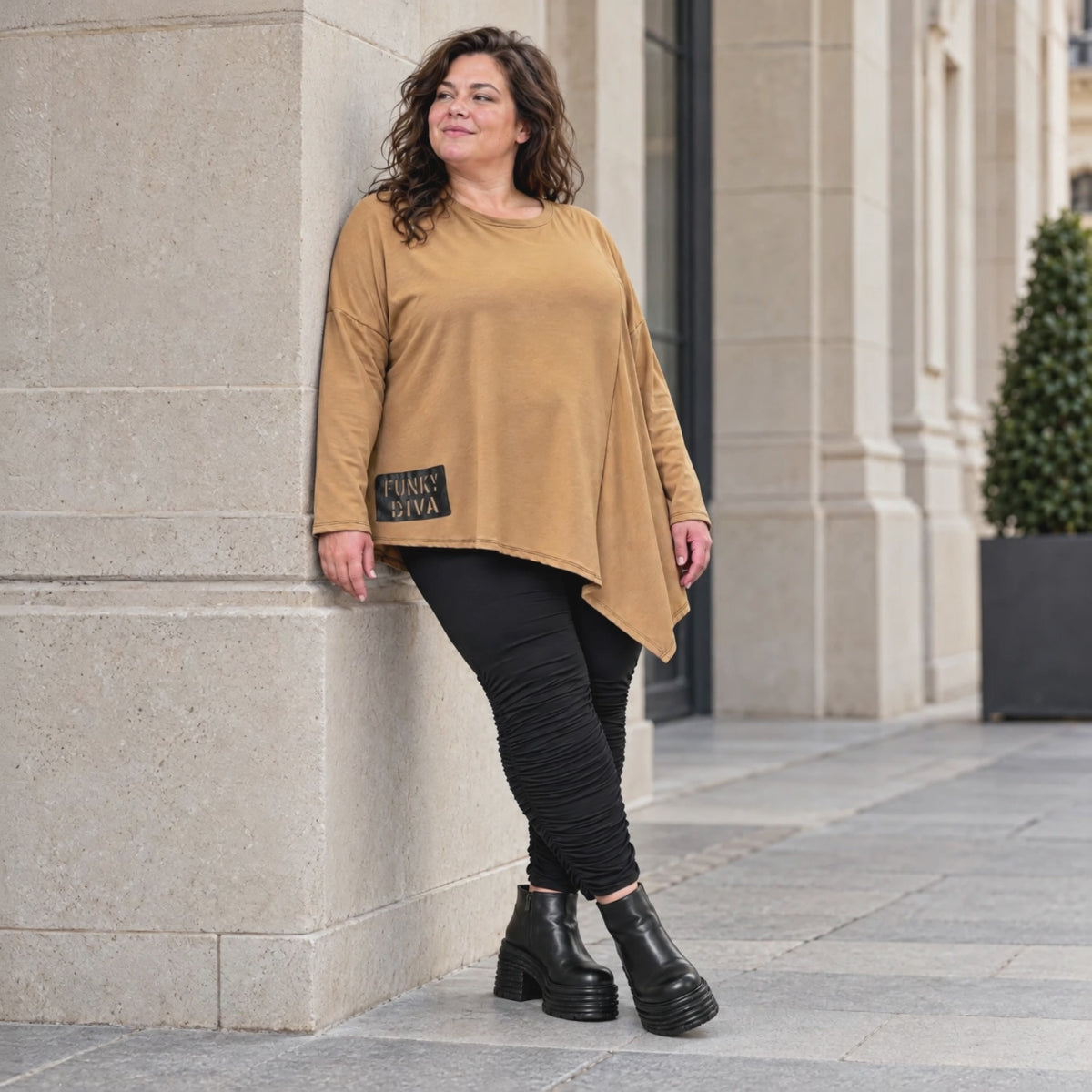 Warmes Langarmshirt in Camel mit asymmetrischem Zipfelsaum aus weichem Jersey mit Stretch