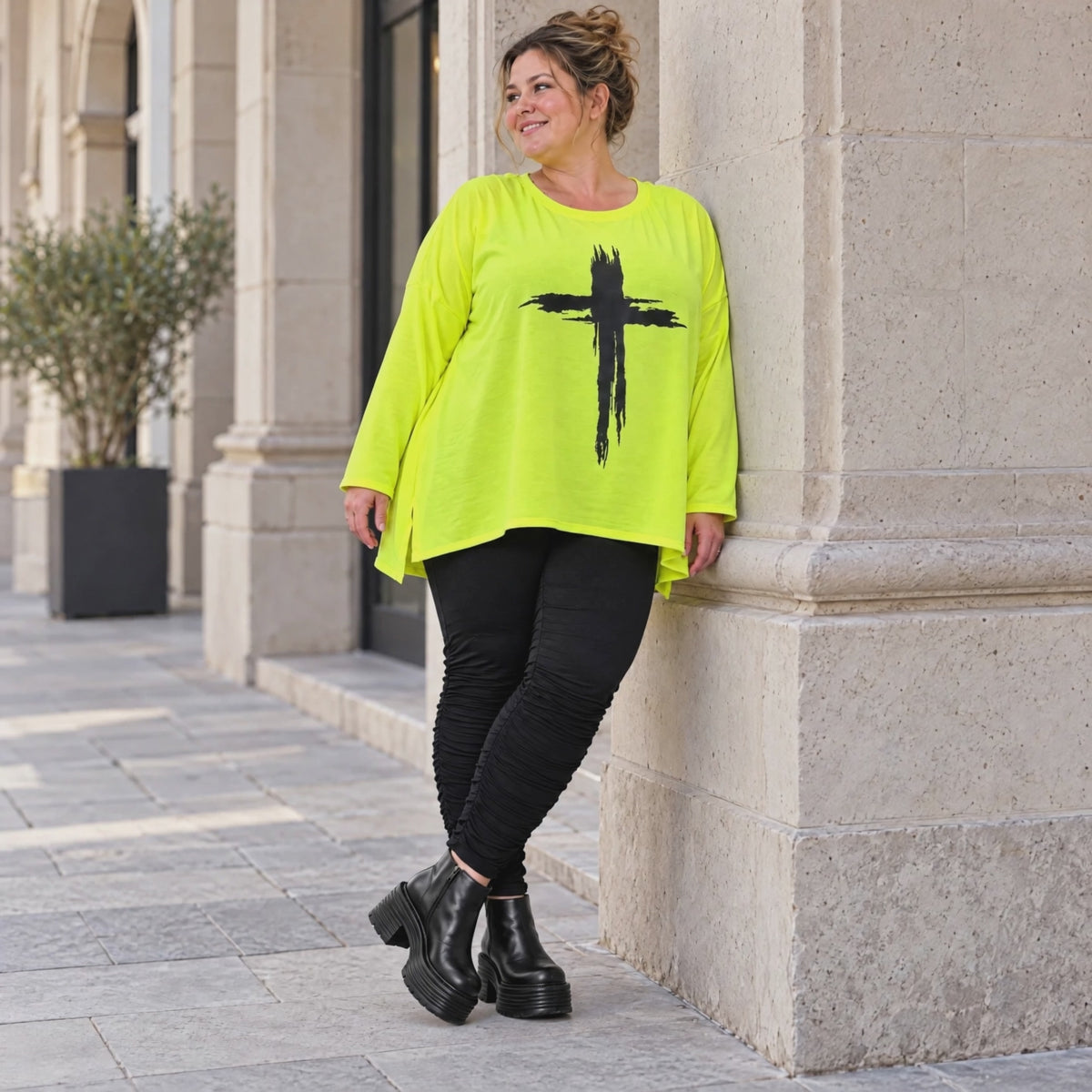 Langarmshirt in Neongelb aus weichem Baumwolljersey mit Rundhalsausschnitt und A-Linie