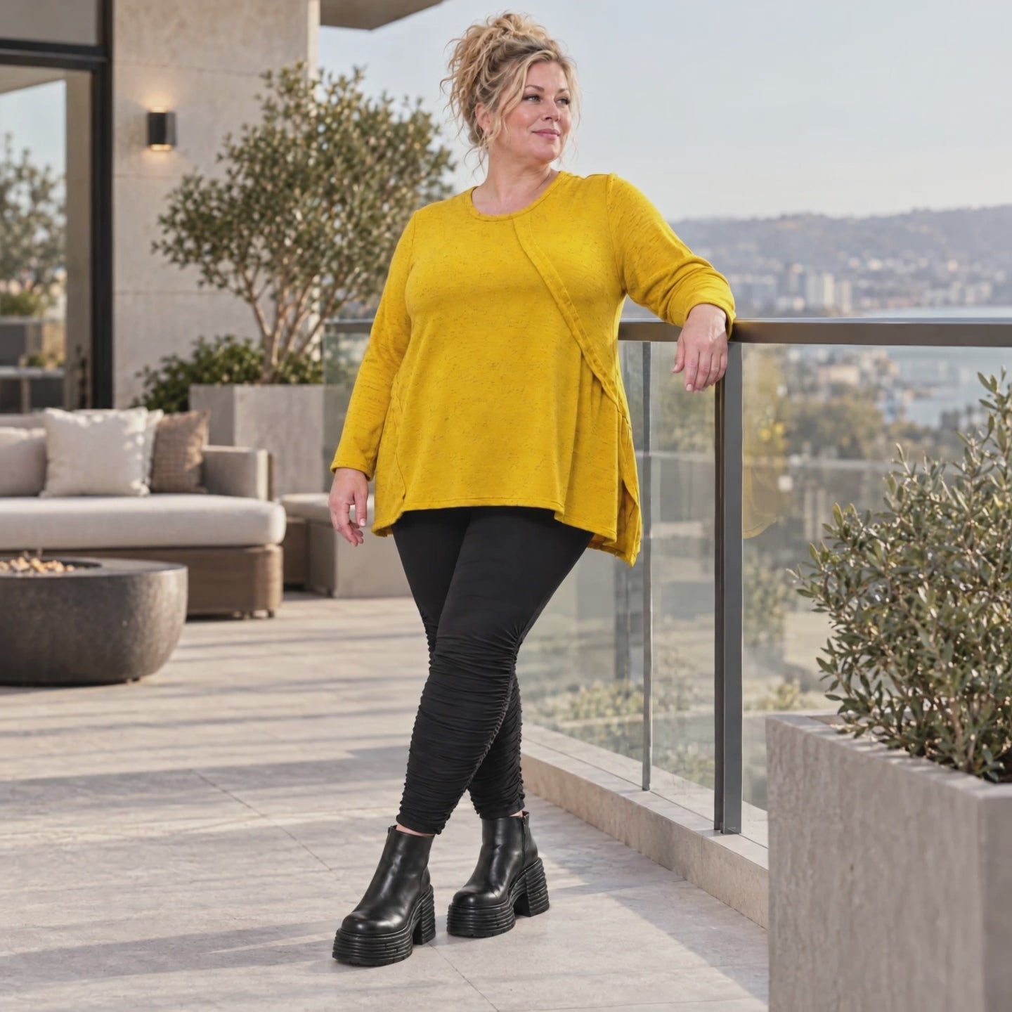 Gelbes Feinstrickshirt in A-Linie mit Reißverschluss am Ausschnitt und flauschigem Garn