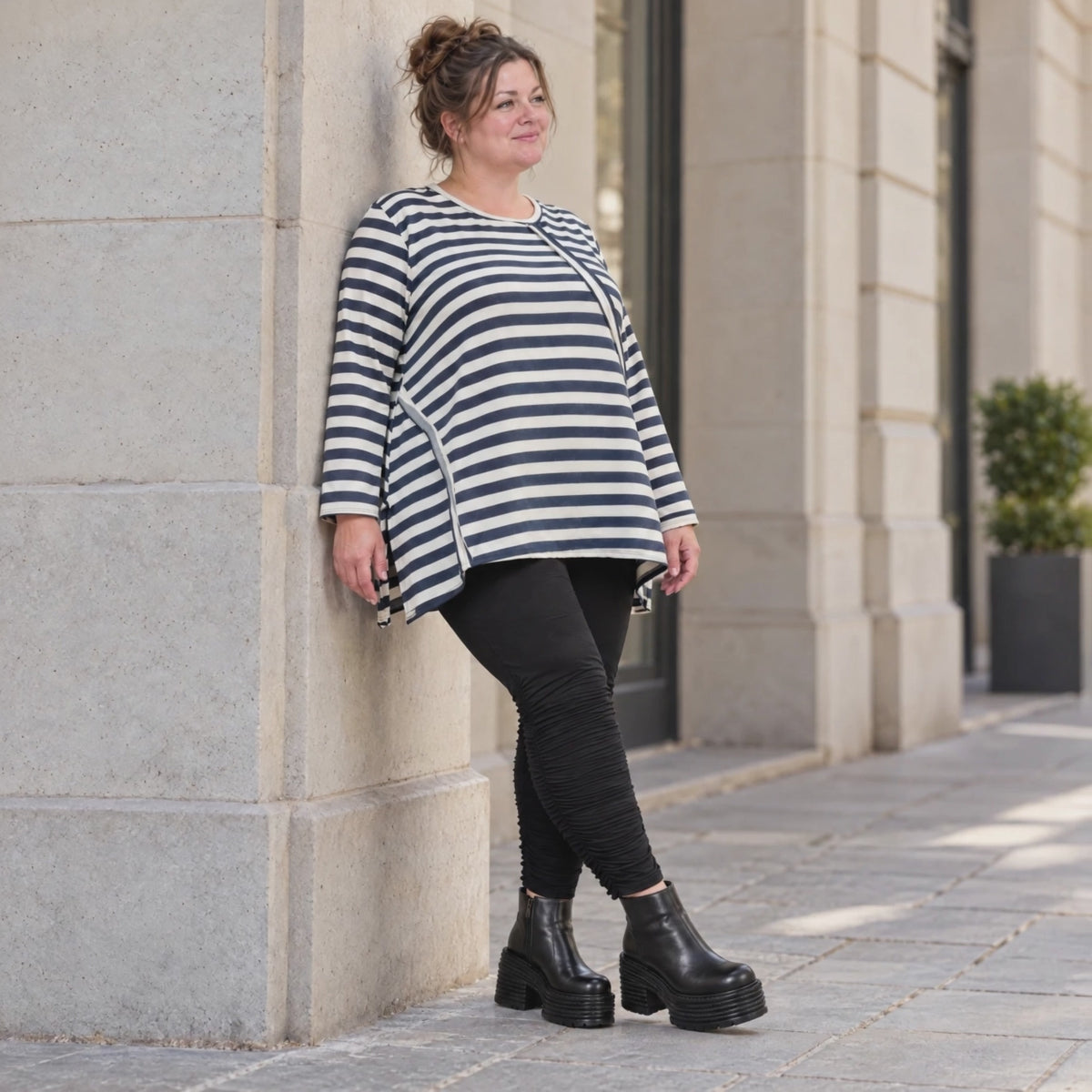 Langarmshirt in Creme/Dunkelblau mit A-Linie aus weichem Stretchjersey und Schlitzen