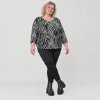 Kuscheliges Strickshirt in Schwarz/Weiß aus weichem Flauschgarn mit gerundeter Schnittform