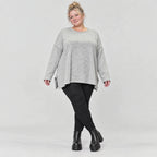 Kuscheliges Feinstrickshirt in Grau/Schwarz Melange mit fließender A-Linie aus Italien